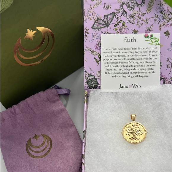 Jane Win Gold Faith pendant - Picture 1 of 3
